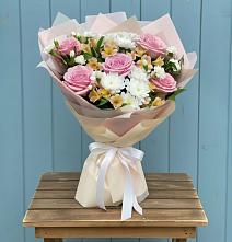 Букет цветов из:  Гвоздики, Орхидеи и Розы в Ольгино