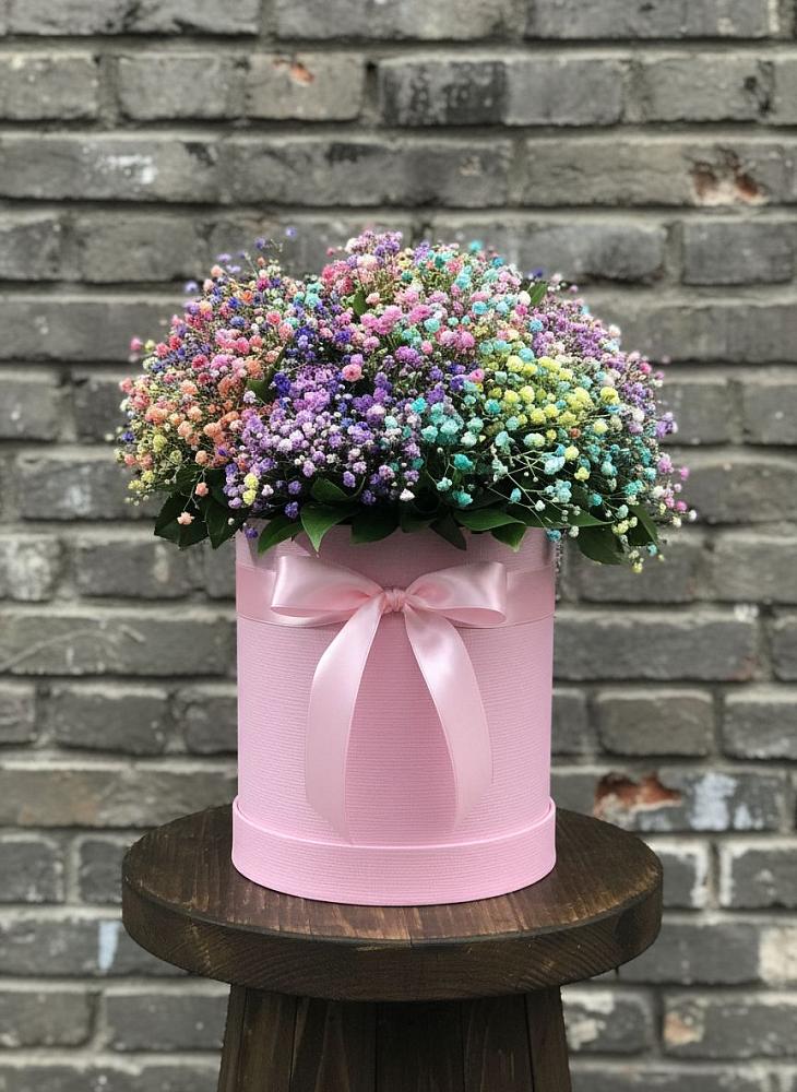 Цветочная композиция из Гипсофила и Розы в шляпной коробке в Ольгино