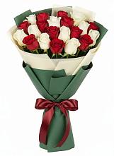 Букет Микс из красных и белых роз в Ольгино