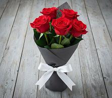 Букет 5 Красных роз Эдлесс Лав в Ольгино