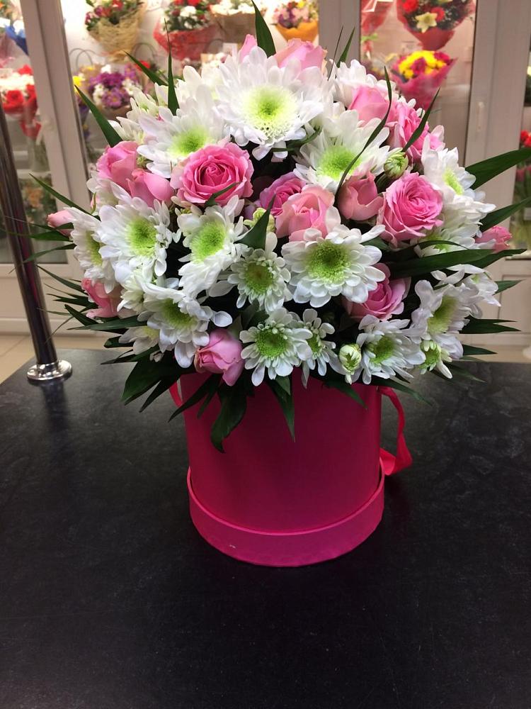 Цветочная композиция из Розы и Хризантемы в шляпной коробке в Ольгино