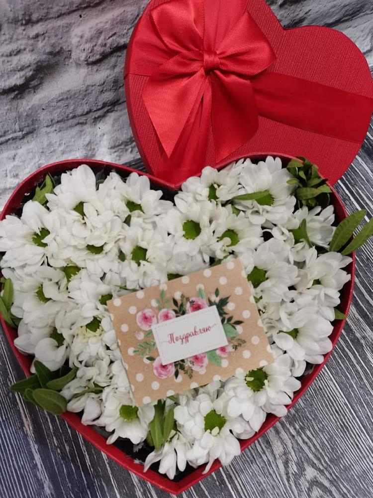 Цветочная композиция из Хризантемы в виде сердца в Ольгино