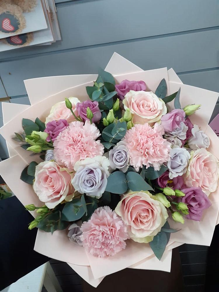 Букет цветов из: Розы, Гвоздики и Лизиантусы в Ольгино